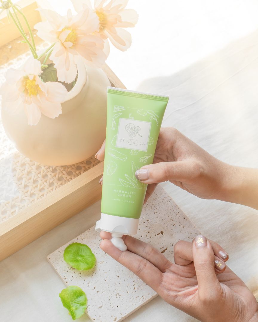 A lightweight daily moisturizer for sensitive skin Helps repair damaged skin barrier while soothing redness and irritation *Contains 2x more usage compared to most creams (3+ months of use) Powerfully Packed with 10 soothing herbs and 5 hydrating ingredients  Nourishing for all skin types, but specially formulated for sensitive skin.